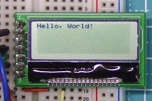 写真33、AQM1248Aの画面に表示された"Hello, World!"