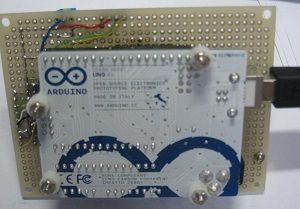 写真3、以前作ったシールド(Arduinoに装着、裏面)