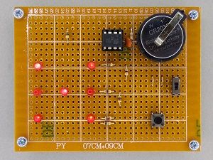 写真63、ATtinyを使った電子サイコロ基板(表)