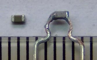写真2、チップセラミックコンデンサ(左側)と積層セラミックコンデンサの外皮を削った物(右側)