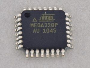 TQFPパッケージのICの例(ATmega328P-AU)